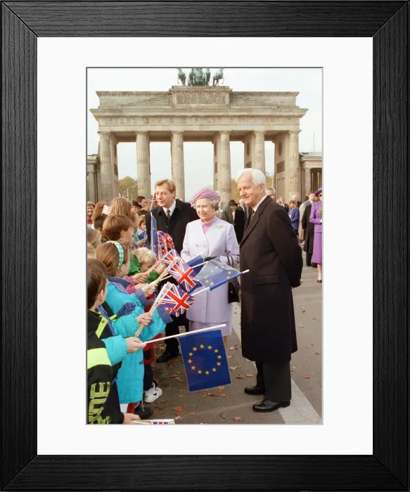 Framed Print : Queen Elizabeth II state visit to Germany. Pictured visiting the Brandenburg Gate Framed Print : Queen Elizabeth II state visit to Germany. Pictured visiting the Brandenburg Gate