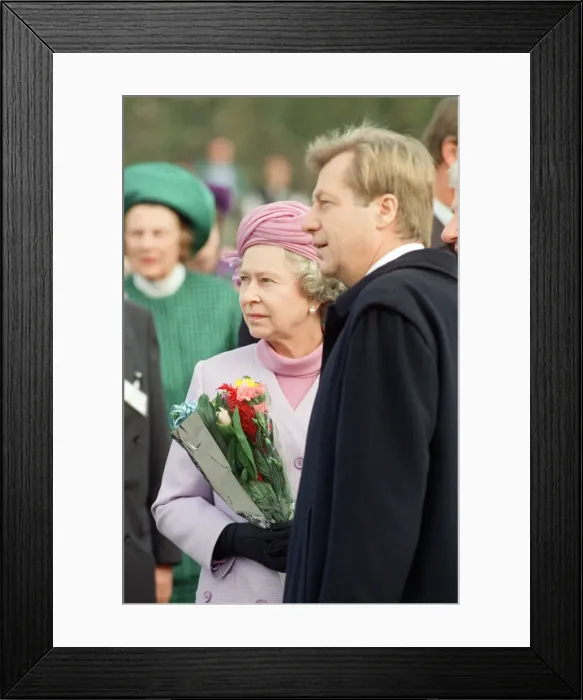 Framed Print : Queen Elizabeth II state visit to Germany. Pictured visiting the Brandenburg Gate Framed Print : Queen Elizabeth II state visit to Germany. Pictured visiting the Brandenburg Gate