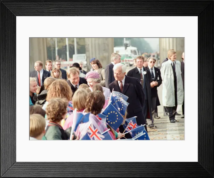 Framed Print : Queen Elizabeth II state visit to Germany. Pictured visiting the Brandenburg Gate Framed Print : Queen Elizabeth II state visit to Germany. Pictured visiting the Brandenburg Gate