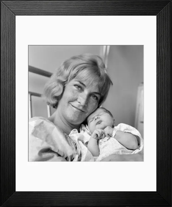 Framed Print : Actress Sheila Hancock with her newborn baby Melanie at Queen Charlottes Hospital