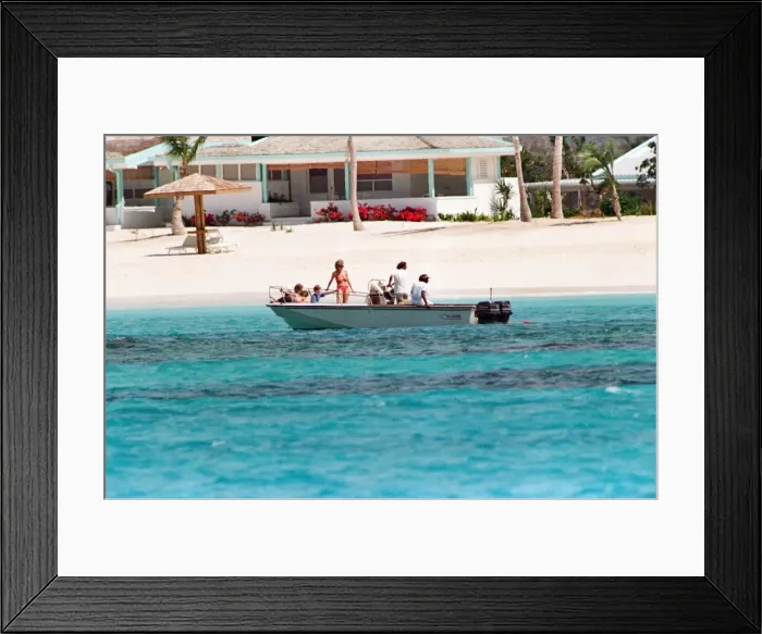 Framed Print : Princess Diana on holiday with her sons, Prince William and Prince Harry Framed Print : Princess Diana on holiday with her sons, Prince William and Prince Harry