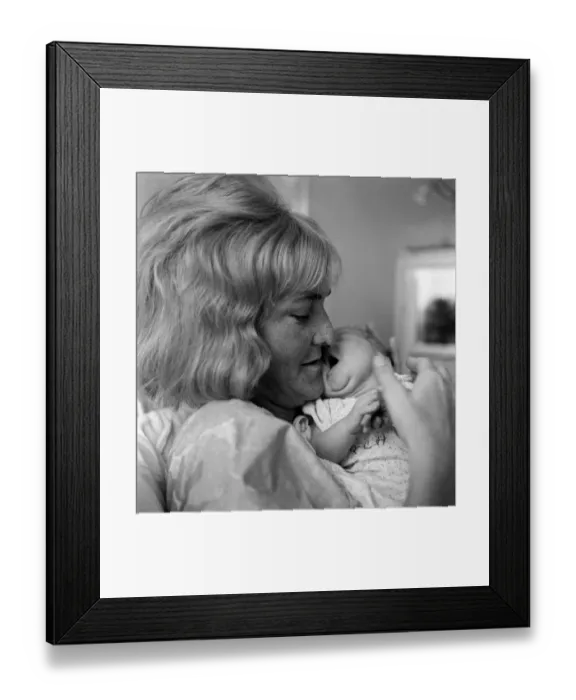 Framed Print : Actress Sheila Hancock with her newborn baby Melanie at Queen Charlottes Hospital Framed Print : Actress Sheila Hancock with her newborn baby Melanie at Queen Charlottes Hospital