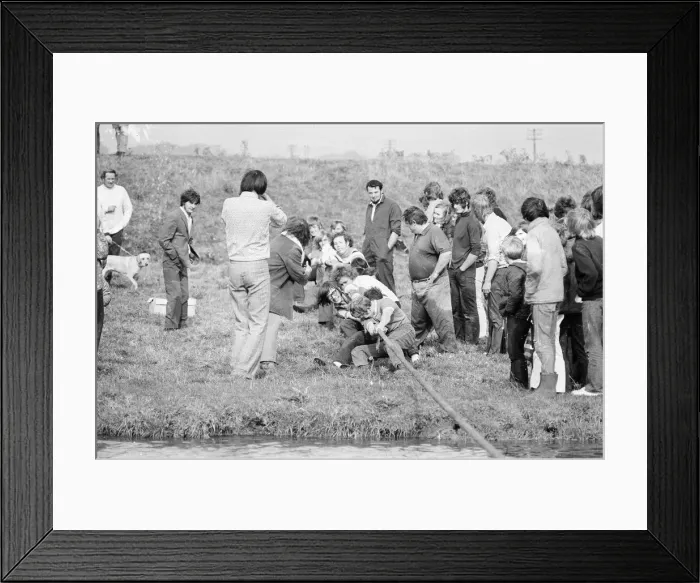Framed Print : Tug of War Competition across the River Great Ouse aka Old West River in Stretham Framed Print : Tug of War Competition across the River Great Ouse aka Old West River in Stretham