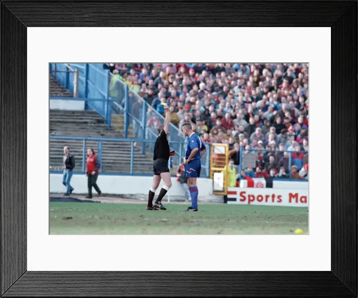 Framed Print : Vinnie Jones getting a yellow card. Chelsea v Sheffield United, FA Cup 5th round Framed Print : Vinnie Jones getting a yellow card. Chelsea v Sheffield United, FA Cup 5th round