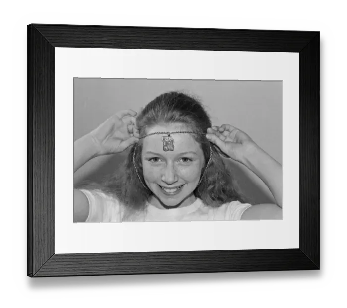 Framed Print : Lena Zavaroni wears a Daily Mirror Pop Club T-Shirt and a Daily Mirror Pop Club Pendant