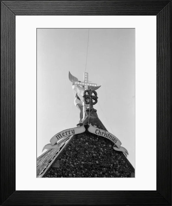 Framed Print : Actor Michael Crawford pictured during filming of a Christmas special of the BBC Framed Print : Actor Michael Crawford pictured during filming of a Christmas special of the BBC