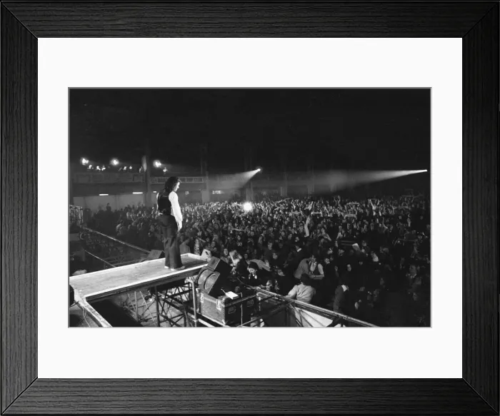 Framed Print : David Essex performing on stage at Bingley Hall, Staffordshire during the Daily Mirror Framed Print : David Essex performing on stage at Bingley Hall, Staffordshire during the Daily Mirror