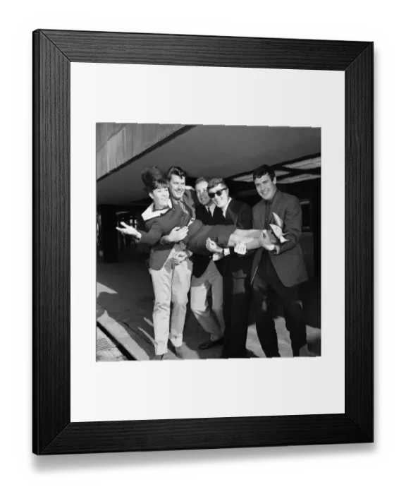 Framed Print : Singer Helen Shapiro, pictured leaving London Airport for Warsaw