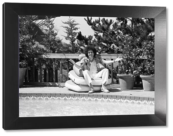 Singer Leo Sayer at home in Beverly Hills, California. 26th July 1977