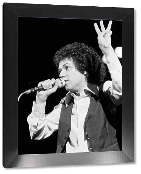 Singer Leo Sayer performing at the Greek Theatre, Los Angeles, California. 26th July 1977