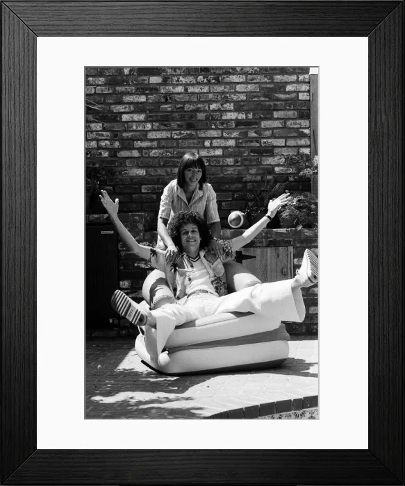 Framed Print : Singer Leo Sayer and his wife Jan at home in Beverly Hills, California. 26th July 1977