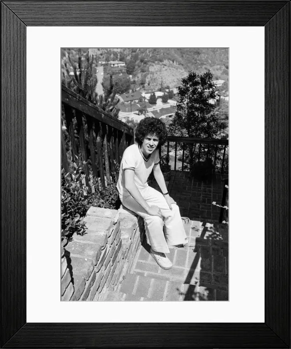 Framed Print : Singer Leo Sayer at home in Beverly Hills, California. 26th July 1977 Framed Print : Singer Leo Sayer at home in Beverly Hills, California. 26th July 1977