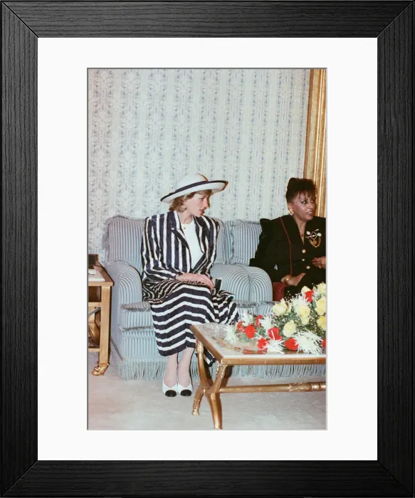 Framed Print : Princess Diana with Princess Mariam upon her arrival at the airport in Kuwait Framed Print : Princess Diana with Princess Mariam upon her arrival at the airport in Kuwait