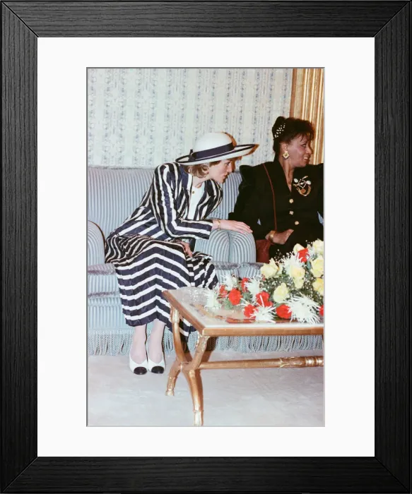 Framed Print : Princess Diana with Princess Mariam upon her arrival at the airport in Kuwait Framed Print : Princess Diana with Princess Mariam upon her arrival at the airport in Kuwait