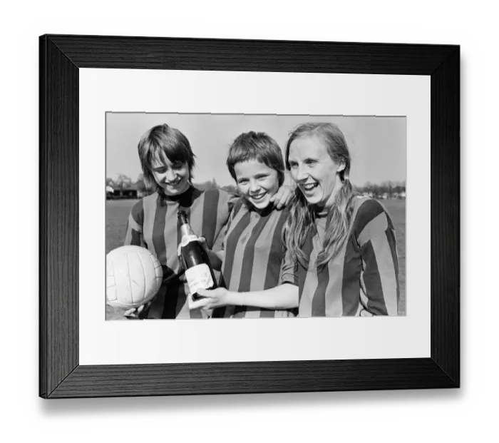 Framed Print : Top scorer Valerie McDermott, aged 15, of Coventry Bantams
