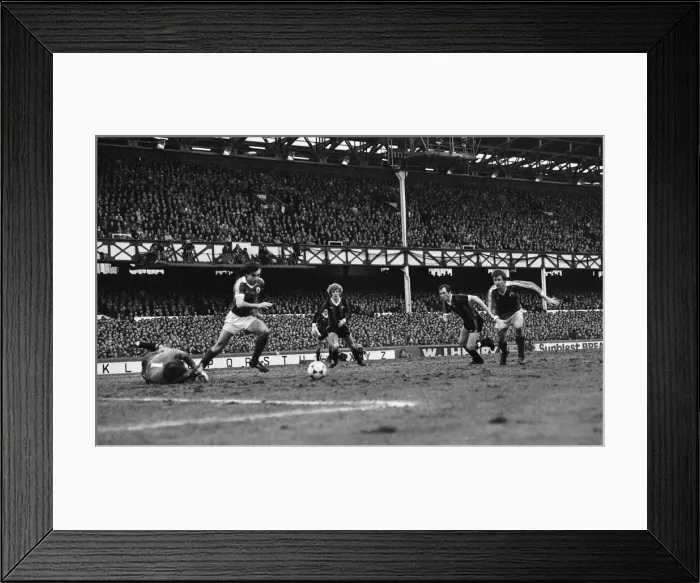 Framed Print : FA Cup Quarter Final match at Goodison Park. Final score Everton 2 v Manchester