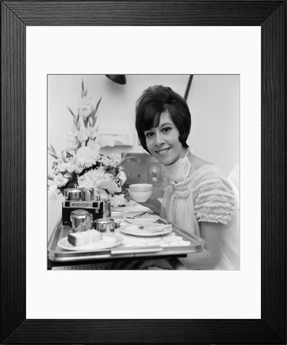 Framed Print : Singer, Helen Shapiro, who last week underwent an operation on her throat Framed Print : Singer, Helen Shapiro, who last week underwent an operation on her throat