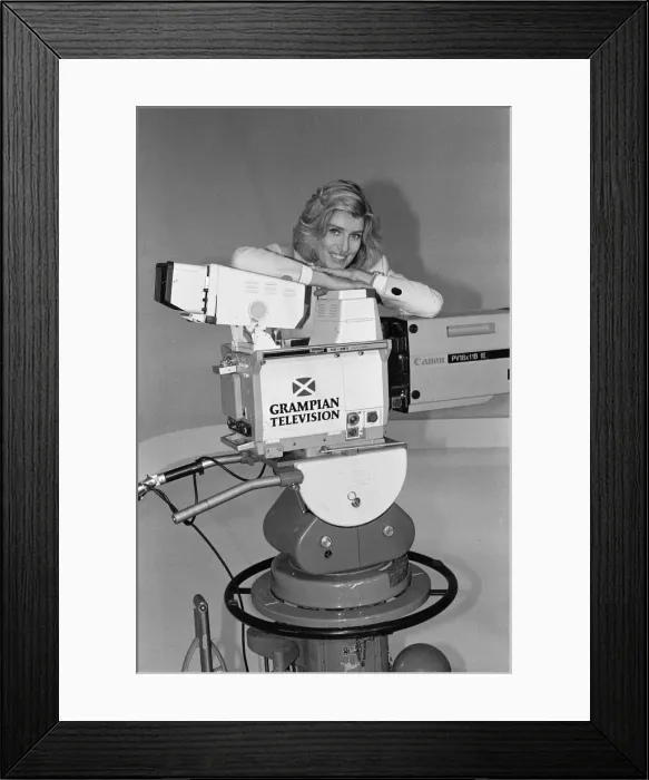 Framed Print : Selina Scott in a Grampian television studio. 11th September 1991 Framed Print : Selina Scott in a Grampian television studio. 11th September 1991