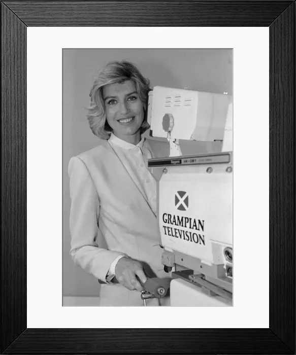 Framed Print : Selina Scott in a Grampian television studio. 11th September 1991 Framed Print : Selina Scott in a Grampian television studio. 11th September 1991