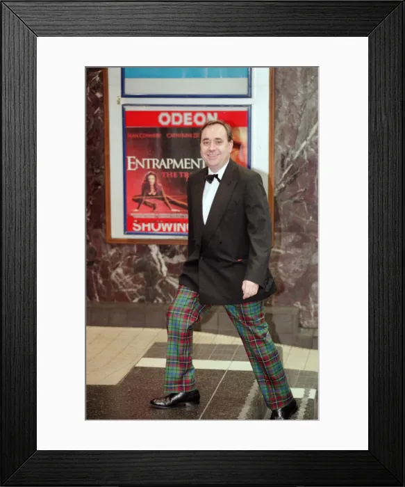 Framed Print : Alex Salmond at the film premiere of Entrapment'at the Odeon cinema