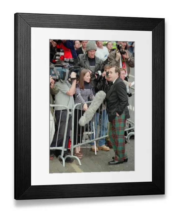 Framed Print : Alex Salmond at the film premiere of Entrapment'at the Odeon cinema Framed Print : Alex Salmond at the film premiere of Entrapment'at the Odeon cinema