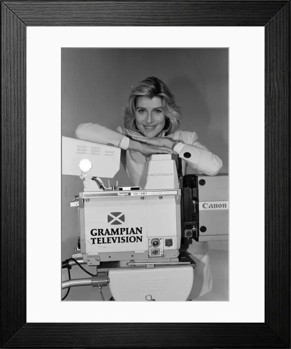 Framed Print : Selina Scott in a Grampian television studio. 11th September 1991 Framed Print : Selina Scott in a Grampian television studio. 11th September 1991