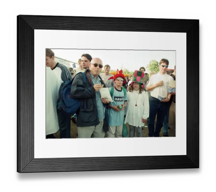 Framed Print : Fans watching Oasis in concert at Knebworth, Hertfordshire. 11th August 1996