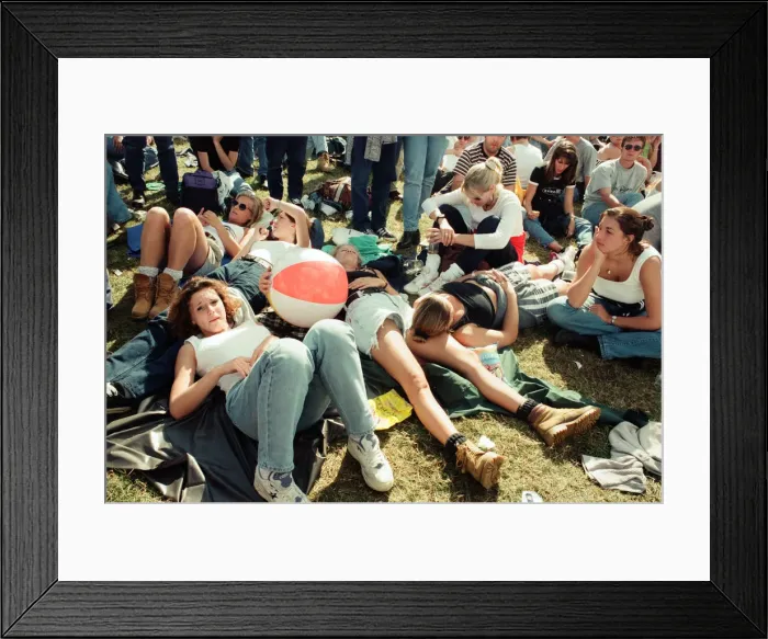 Framed Print : Fans watching Oasis in concert at Knebworth, Hertfordshire. 11th August 1996 Framed Print : Fans watching Oasis in concert at Knebworth, Hertfordshire. 11th August 1996