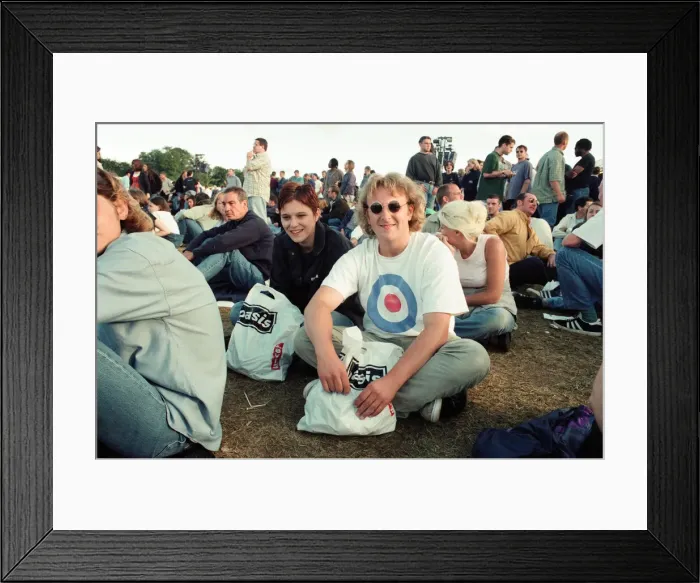 Framed Print : Fans watching Oasis in concert at Knebworth, Hertfordshire. 11th August 1996 Framed Print : Fans watching Oasis in concert at Knebworth, Hertfordshire. 11th August 1996