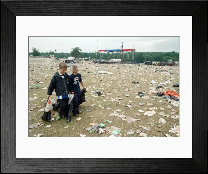 Framed Print : Aftermath of the Oasis concert at Knebworth, Hertfordshire. 12th August 1996 Framed Print : Aftermath of the Oasis concert at Knebworth, Hertfordshire. 12th August 1996