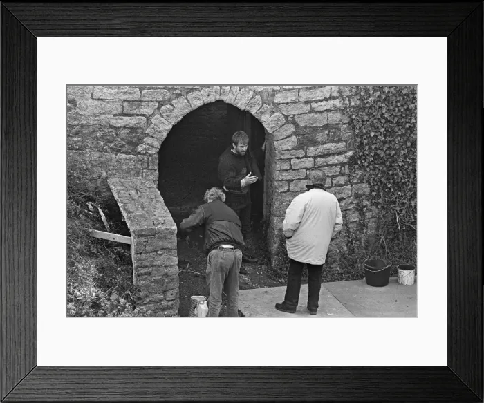 Framed Print : Mel Gibson in discussion with director Franco Zeffirelli during a break in filming Hamlet