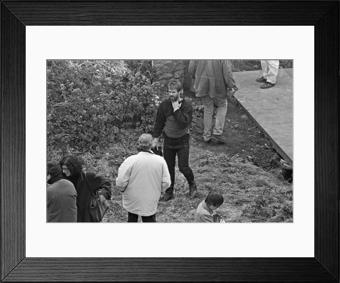 Framed Print : Mel Gibson in discussion with director Franco Zeffirelli during a break in filming Hamlet