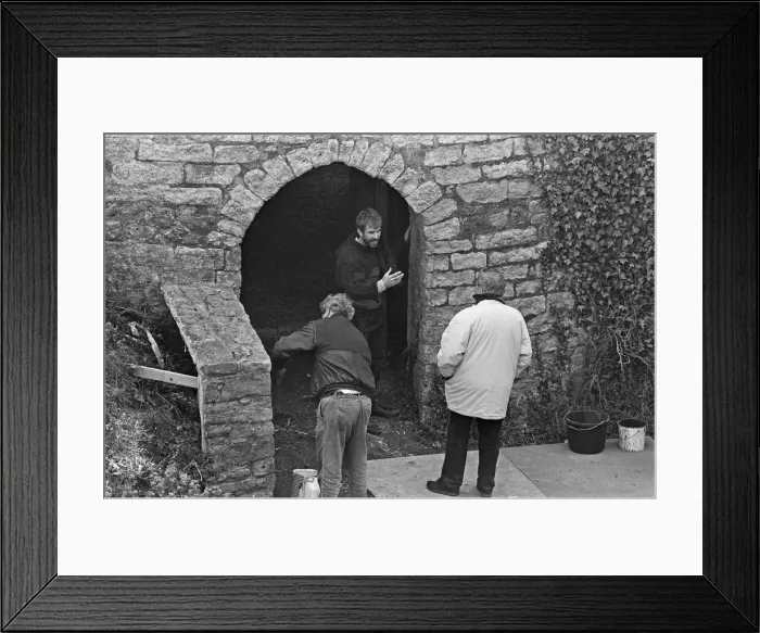 Framed Print : Mel Gibson in discussion with director Franco Zeffirelli during a break in filming Hamlet