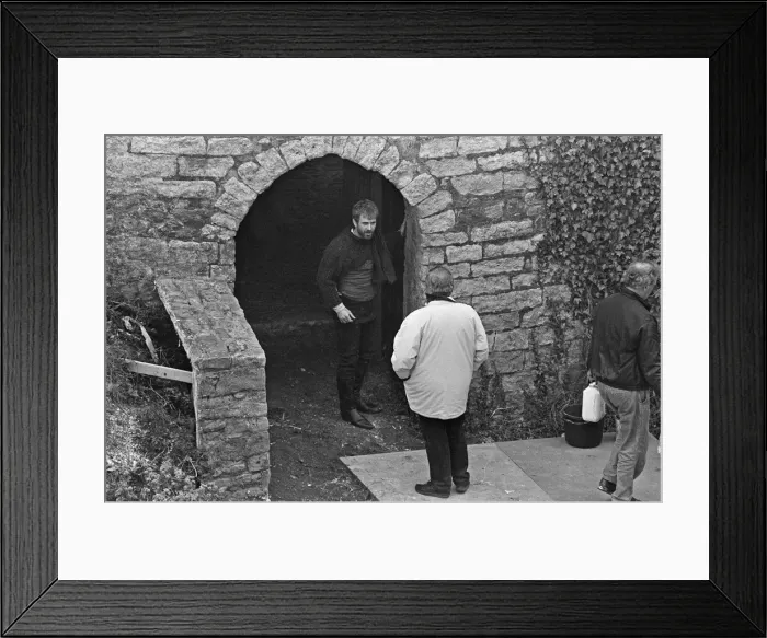 Framed Print : Mel Gibson in discussion with director Franco Zeffirelli during a break in filming Hamlet Framed Print : Mel Gibson in discussion with director Franco Zeffirelli during a break in filming Hamlet