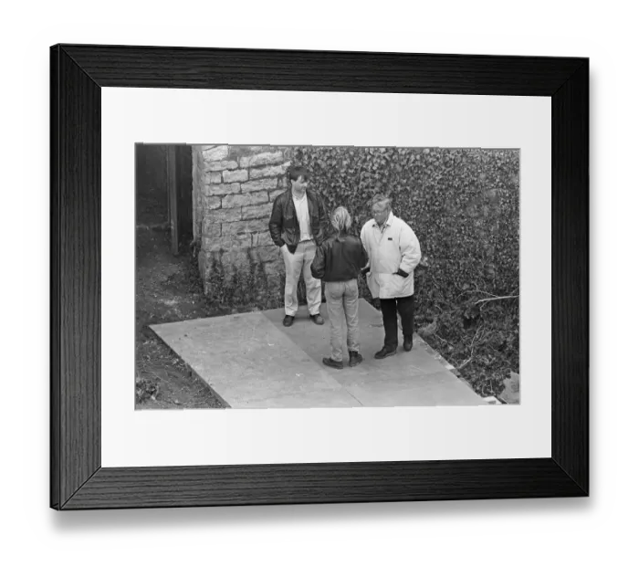 Framed Print : Director Franco Zeffirelli during a break in filming Hamlet at Dover Castle chats with Framed Print : Director Franco Zeffirelli during a break in filming Hamlet at Dover Castle chats with