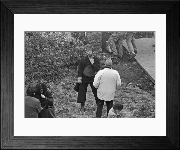 Framed Print : Mel Gibson in discussion with director Franco Zeffirelli during a break in filming Hamlet Framed Print : Mel Gibson in discussion with director Franco Zeffirelli during a break in filming Hamlet