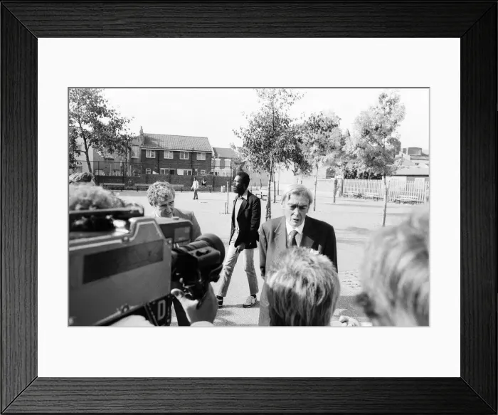 Framed Print : Lord Scarman returns to Brixton, London, Monday 6th October 1986 Framed Print : Lord Scarman returns to Brixton, London, Monday 6th October 1986