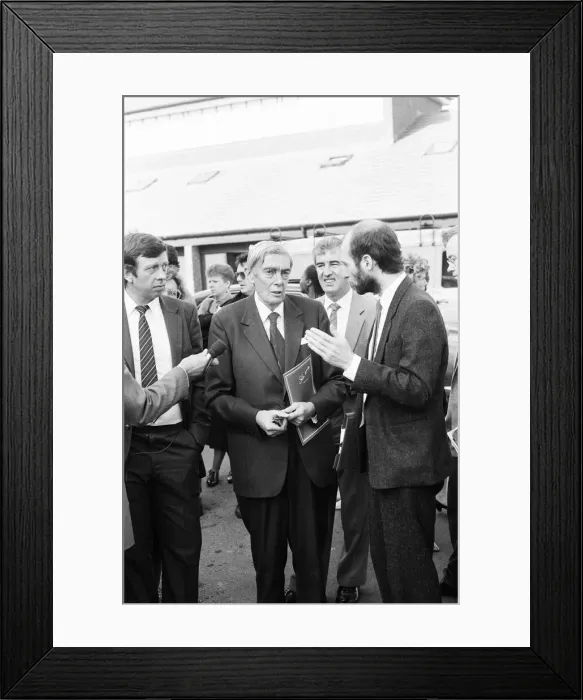 Framed Print : Lord Scarman returns to Brixton, London, Monday 6th October 1986 Framed Print : Lord Scarman returns to Brixton, London, Monday 6th October 1986