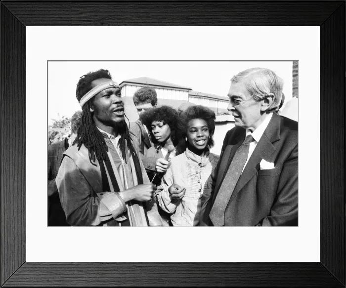 Framed Print : Lord Scarman returns to Brixton, London, Monday 6th October 1986 Framed Print : Lord Scarman returns to Brixton, London, Monday 6th October 1986