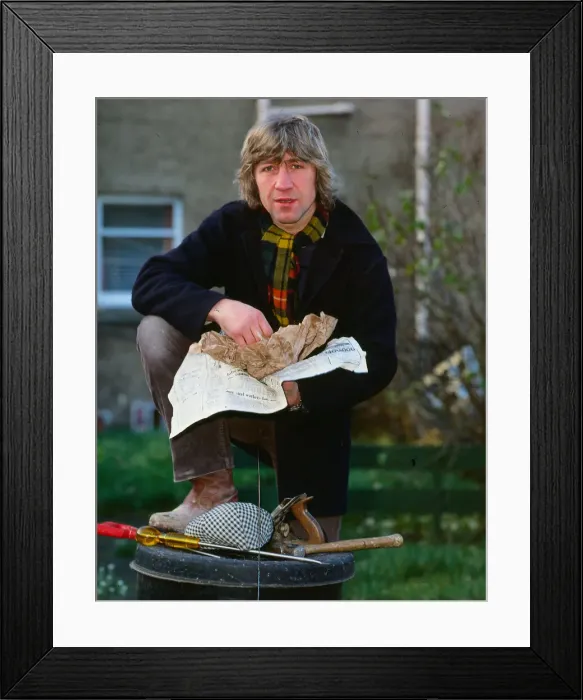 Framed Print : Ken Buchanan boxer August 1985 Eating fish supper foot resting on dustbin tools Framed Print : Ken Buchanan boxer August 1985 Eating fish supper foot resting on dustbin tools