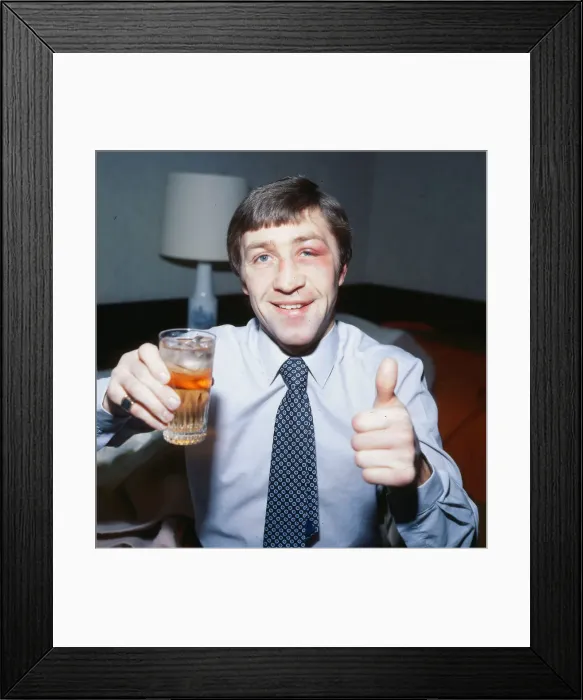 Framed Print : Ken Buchanan boxer December 1979 Holding glass thumbs up black eye Framed Print : Ken Buchanan boxer December 1979 Holding glass thumbs up black eye