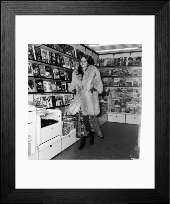 Framed Print : Sandie Shaw at Heathrow airport, she is off to Brussels to appear in Cabaret Framed Print : Sandie Shaw at Heathrow airport, she is off to Brussels to appear in Cabaret