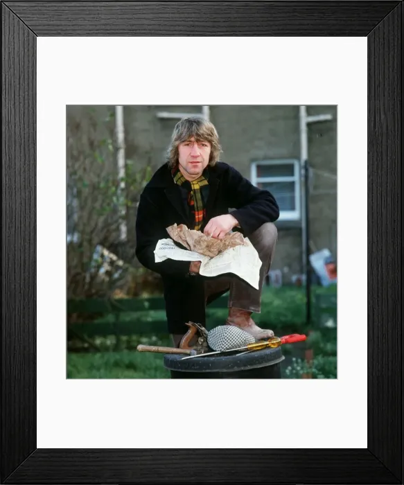 Framed Print : Ken Buchanan boxer 1983 eating fish and chips out of paper foot on dustbin cap tools
