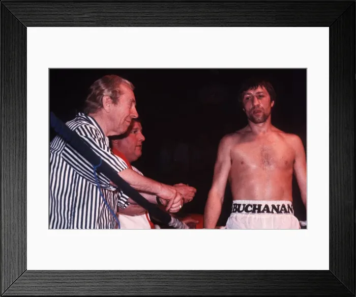 Framed Print : Ken Buchanan boxer in corner in ring with seconds Framed Print : Ken Buchanan boxer in corner in ring with seconds