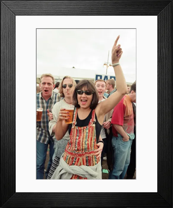 Framed Print : Fans watching Oasis in concert at Knebworth, Hertfordshire. 11th August 1996