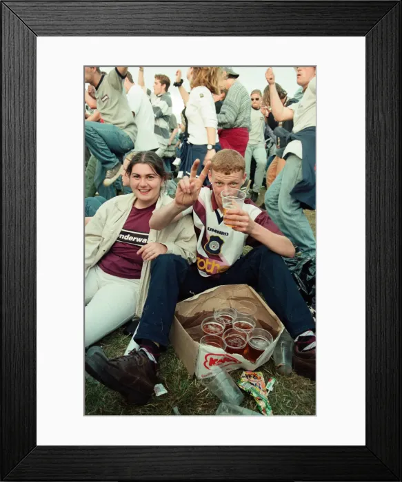Framed Print : Fans watching Oasis in concert at Knebworth, Hertfordshire. 11th August 1996 Framed Print : Fans watching Oasis in concert at Knebworth, Hertfordshire. 11th August 1996