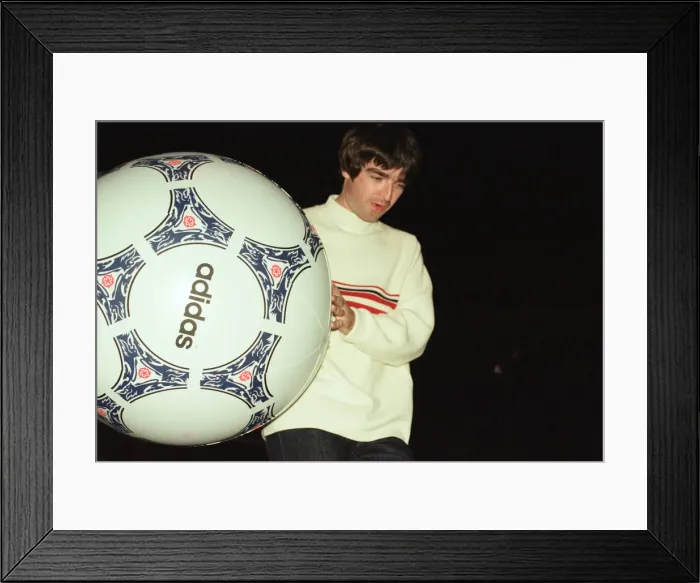 Framed Print : Oasis in concert at Knebworth, Hertfordshire. Noel Gallagher. 11th August 1996 Framed Print : Oasis in concert at Knebworth, Hertfordshire. Noel Gallagher. 11th August 1996