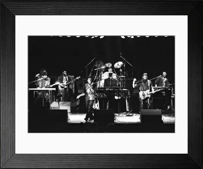 Framed Print : The Commodores seen here performing on stage at Leas Cliff Hall, Folkestone Framed Print : The Commodores seen here performing on stage at Leas Cliff Hall, Folkestone