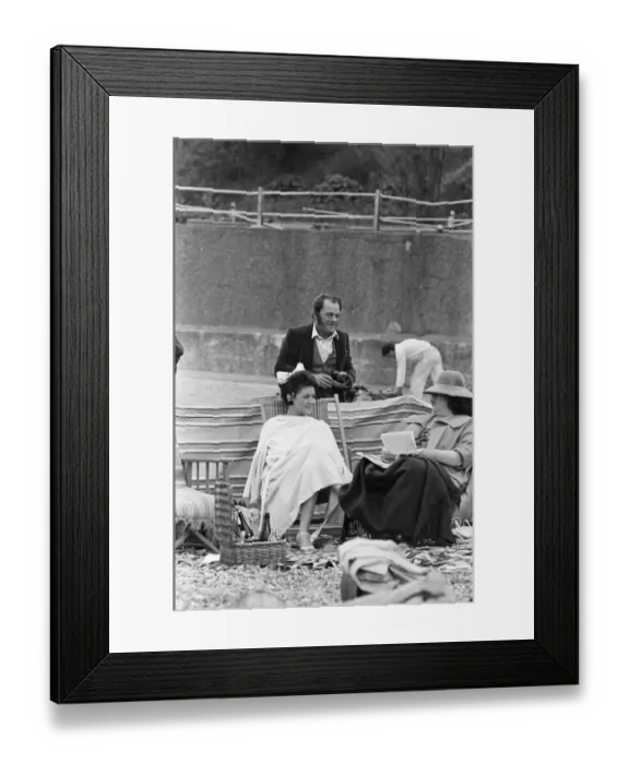 Framed Print : Darling Buds of May filming in Folkestone 31st May 1991