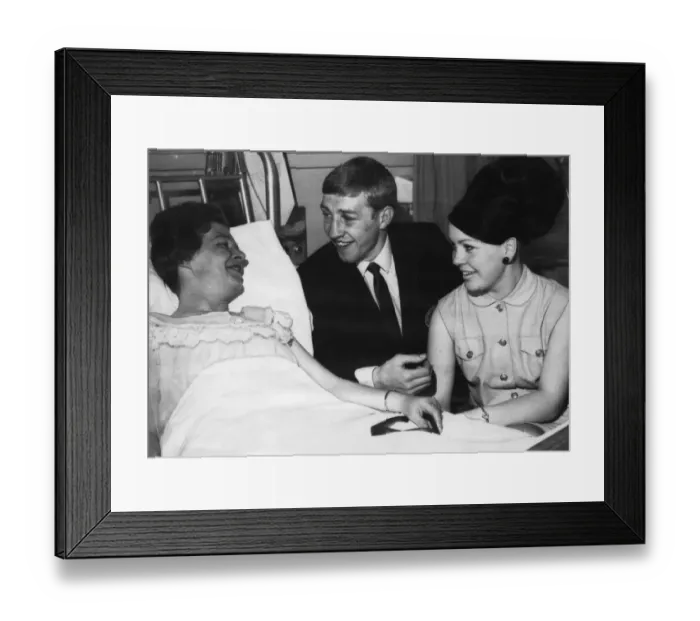Framed Print : Ken Buchanan and fiancee Carol Burns are smiling... for they found Kens mother